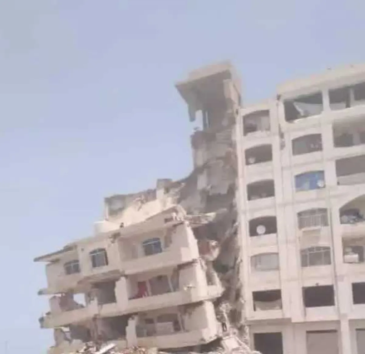 فاجعة تهز عدن.. سقوط طفل من أعلى سطح عمارة الرويشان وهكذا كان مصيره