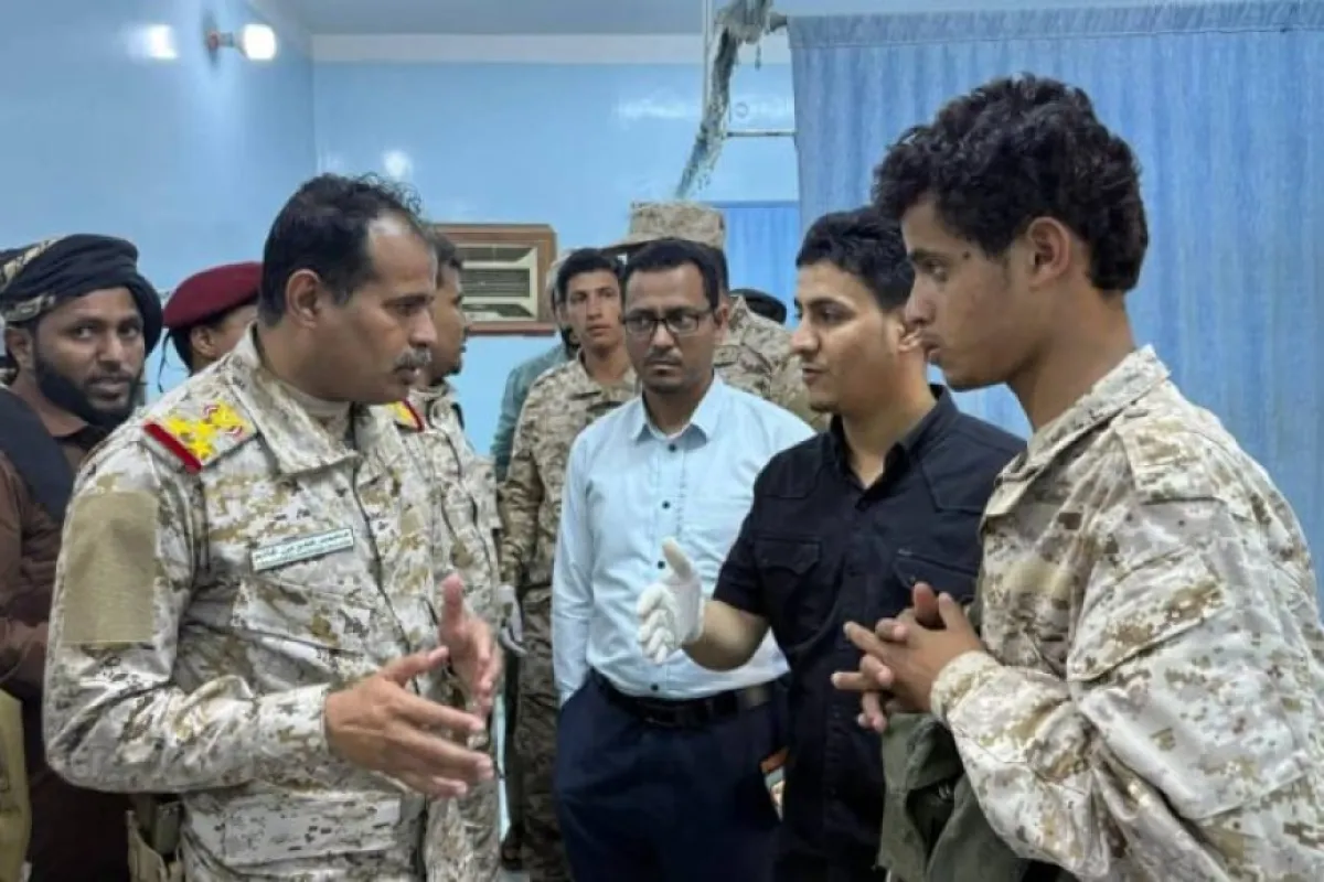 رئيس عمليات المنطقة العسكرية الأولى يتفقد جرحى الهجوم الغادر الذي استهدف طقمًا تابعًا لقوات درع الوطن