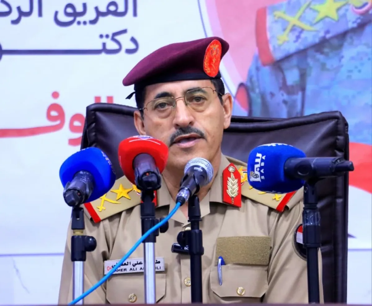 تحرك مفاجئ.. وزير الدفاع اليمني يعلن إجراءات صارمة لمعالجة فساد كشوفات الجيش وتعزيز الانضباط