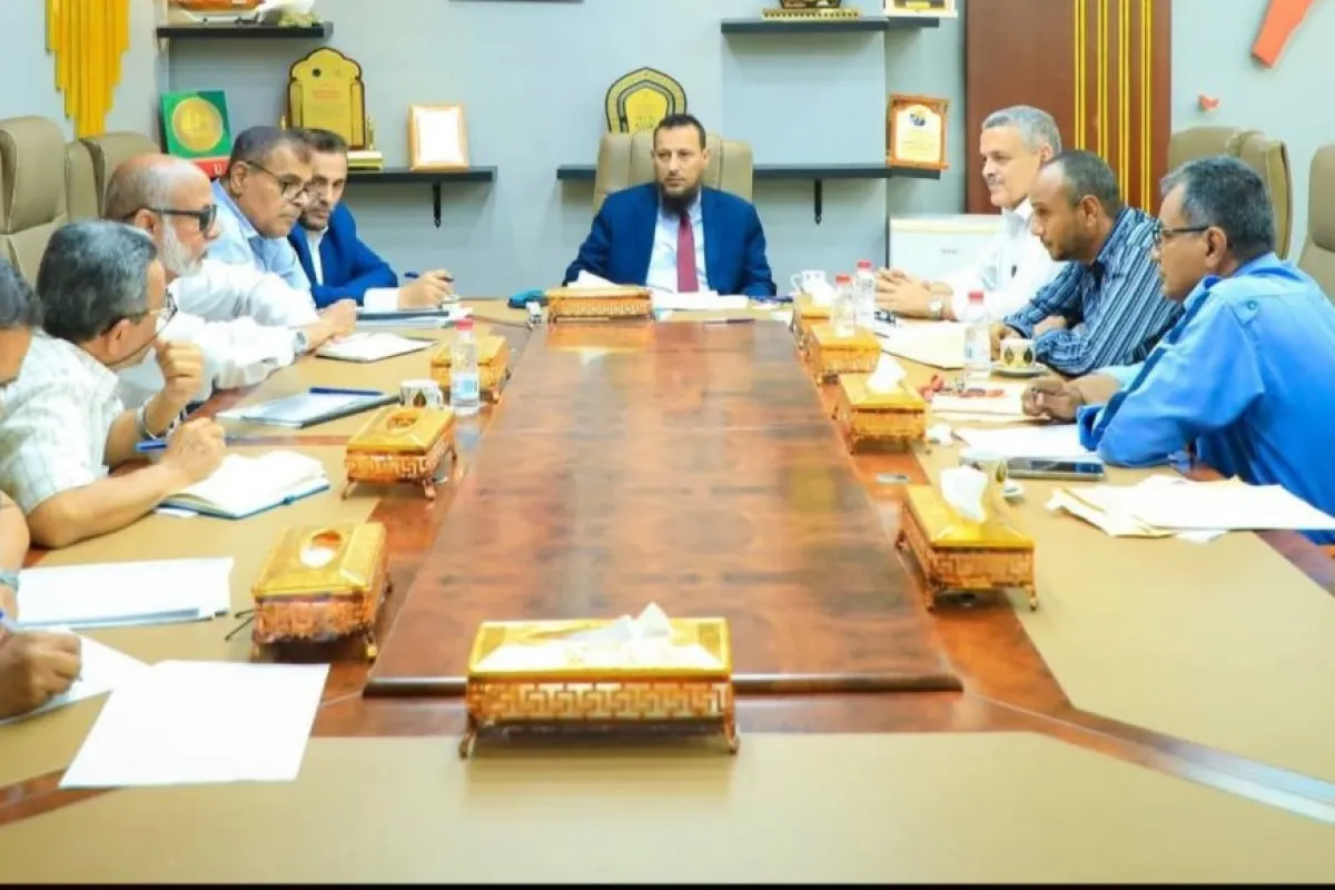 المحافظ عبدالرحمن شيخ يوجّه ببدء المرحلة الأولى من مشروع تأهيل شوارع وطرق مديريات العاصمة عدن