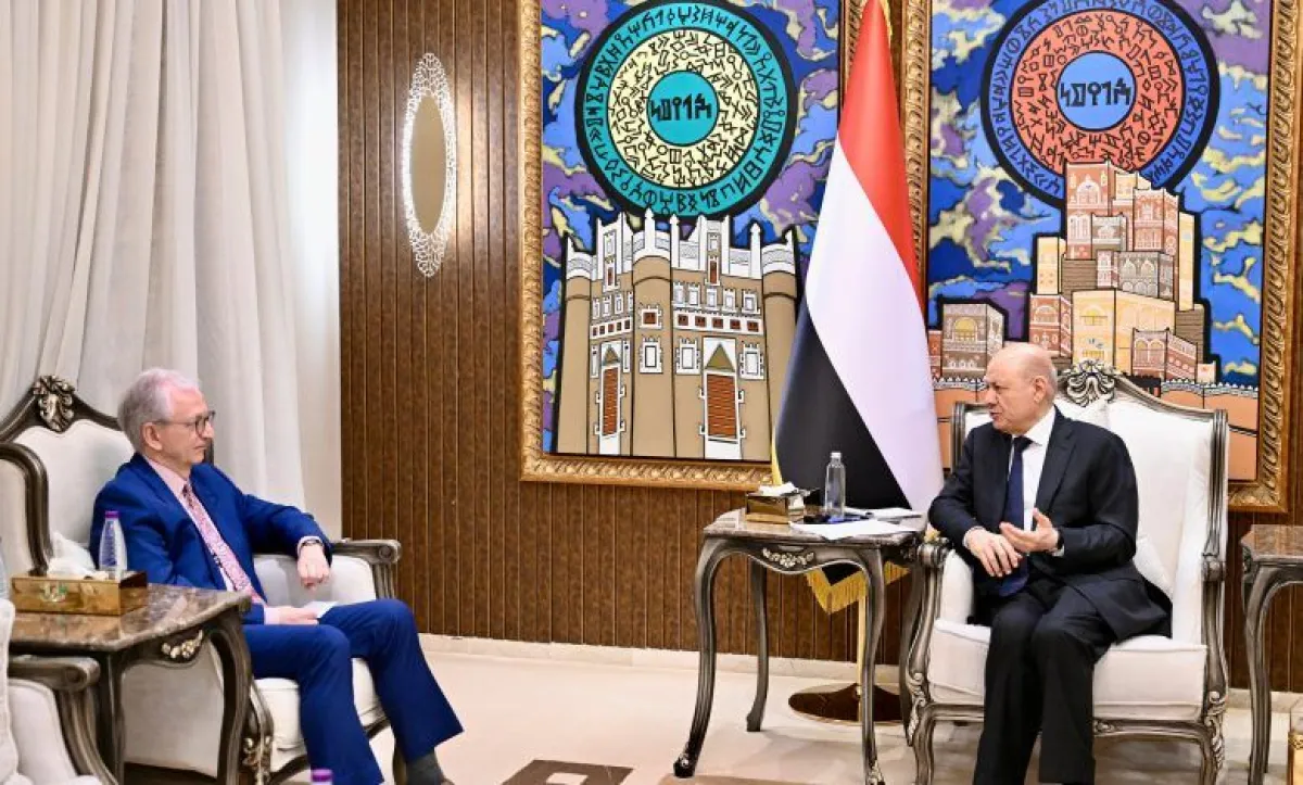 الرئيس يتطلع لموقف أوروبي حازم تجاه الحوثيين ويقول إن أمن الممرات المائية يبدأ بانهاء سيطرة المليشيات على البر اليمني