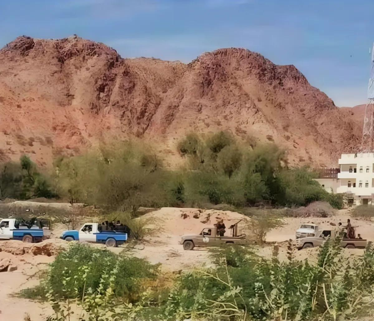 فيديو | مواجهات عنيفة بين حملة أمنية وقبليين في شبوة تسفر عن إصابة 4 جنود