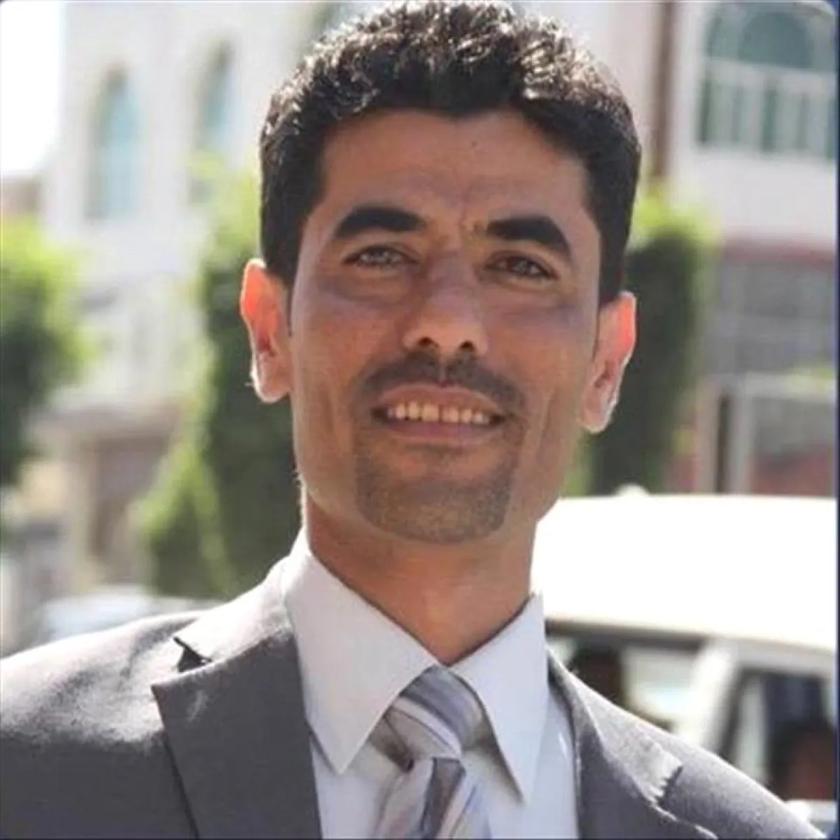 كاتب يكشف شرطاً مثيراً للجدل حول توقيع أحزاب اللقاء المشترك على المبادرة الخليجية