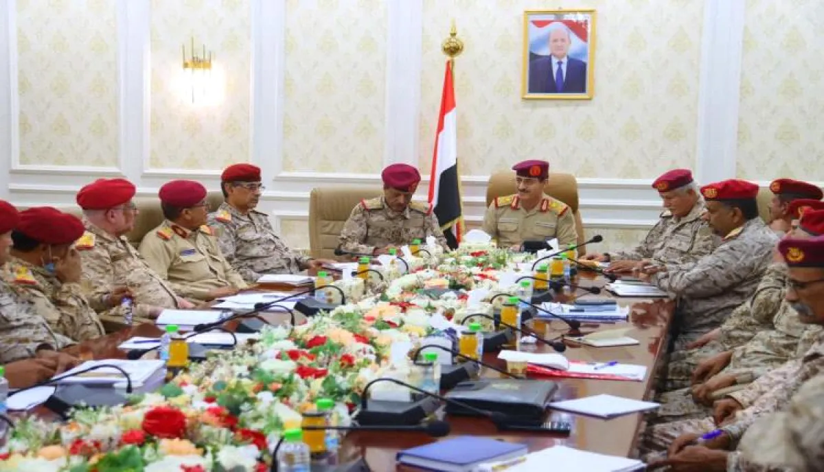 وزير الدفاع يعقد اجتماعاً بهيئة الإسناد اللوجستي في عدن