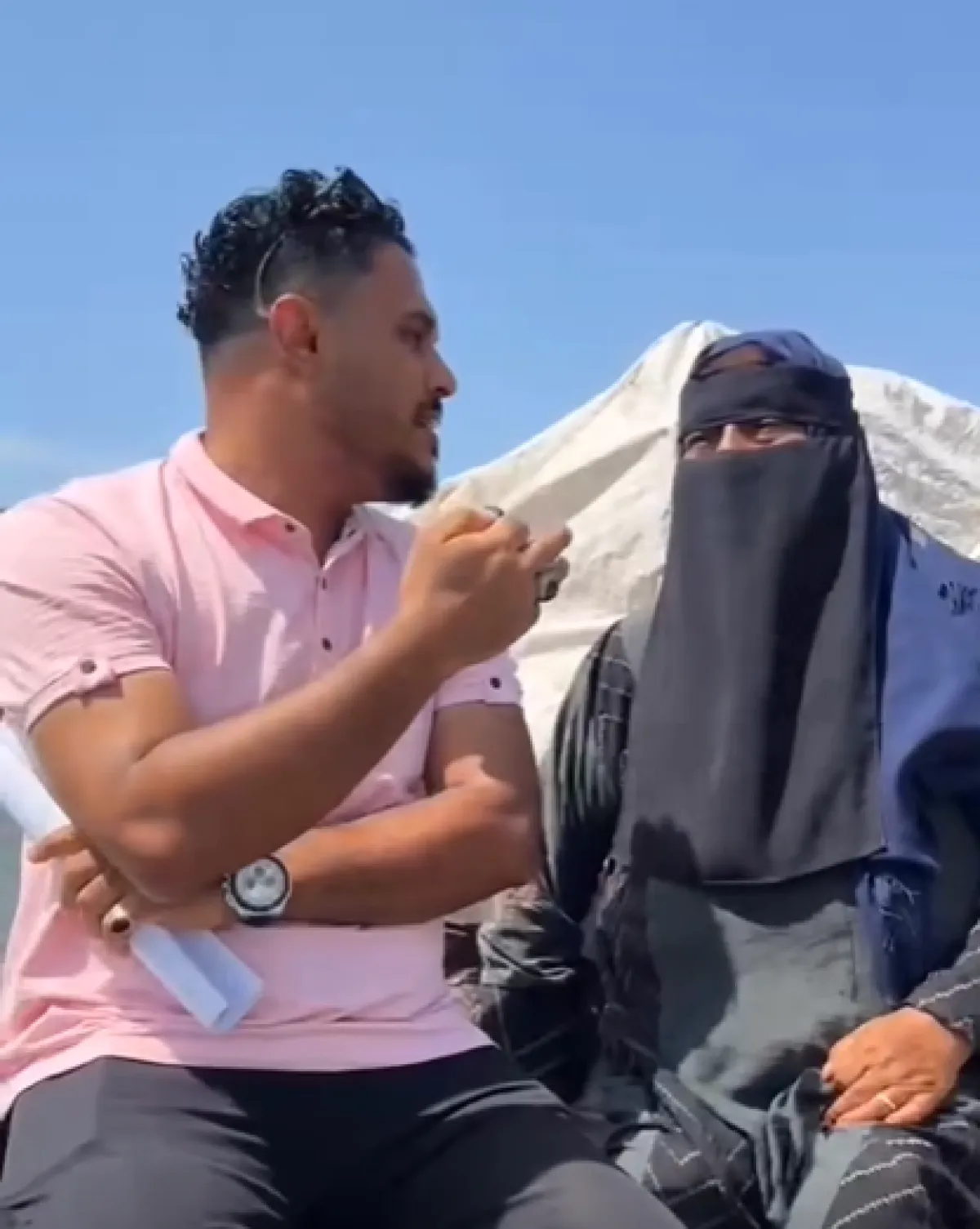 إعلامية يمنية تجهش بالبكاء بعد استيلاء قيادات عسكرية على منزلها بعدن ورميها في الشارع