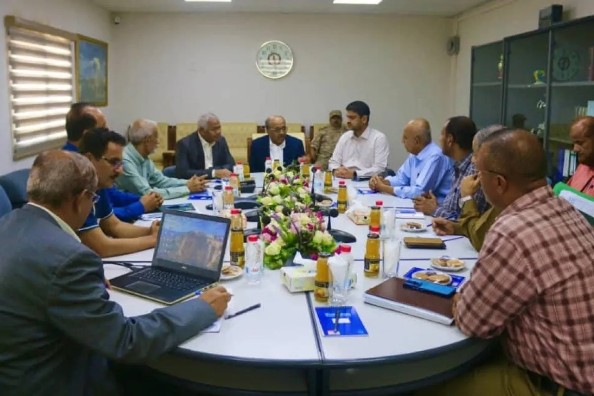 وزير النفط والمعادن يتفقد مصفاة عدن ويوجه بتشكيل غرفة عمليات مشتركة لتسريع استئناف الإنتاج