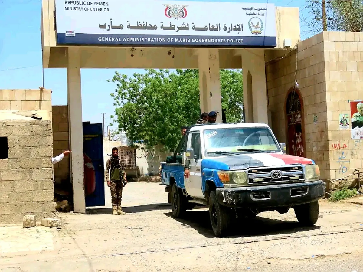 أمن مأرب يلقي القبض على ثلاثة أشقاء بتهمة التشهير بطفل وابتزازه بمبالغ ومقتنيات