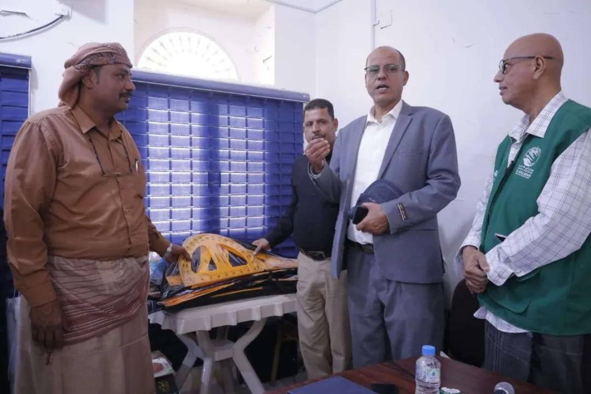 بدعم مركز الملك سلمان.. توزيع وسائل تعليمية لمدارس سيئون ضمن مشروع بداية