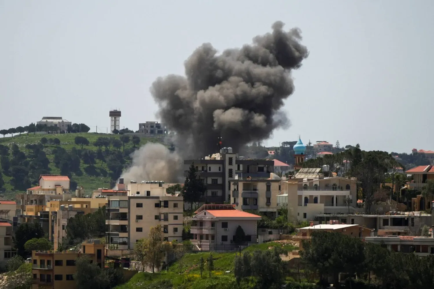 غارات إسرائيلية تدمر آخر جسور الليطاني وتعزل جنوب لبنان وتوقع قتلى