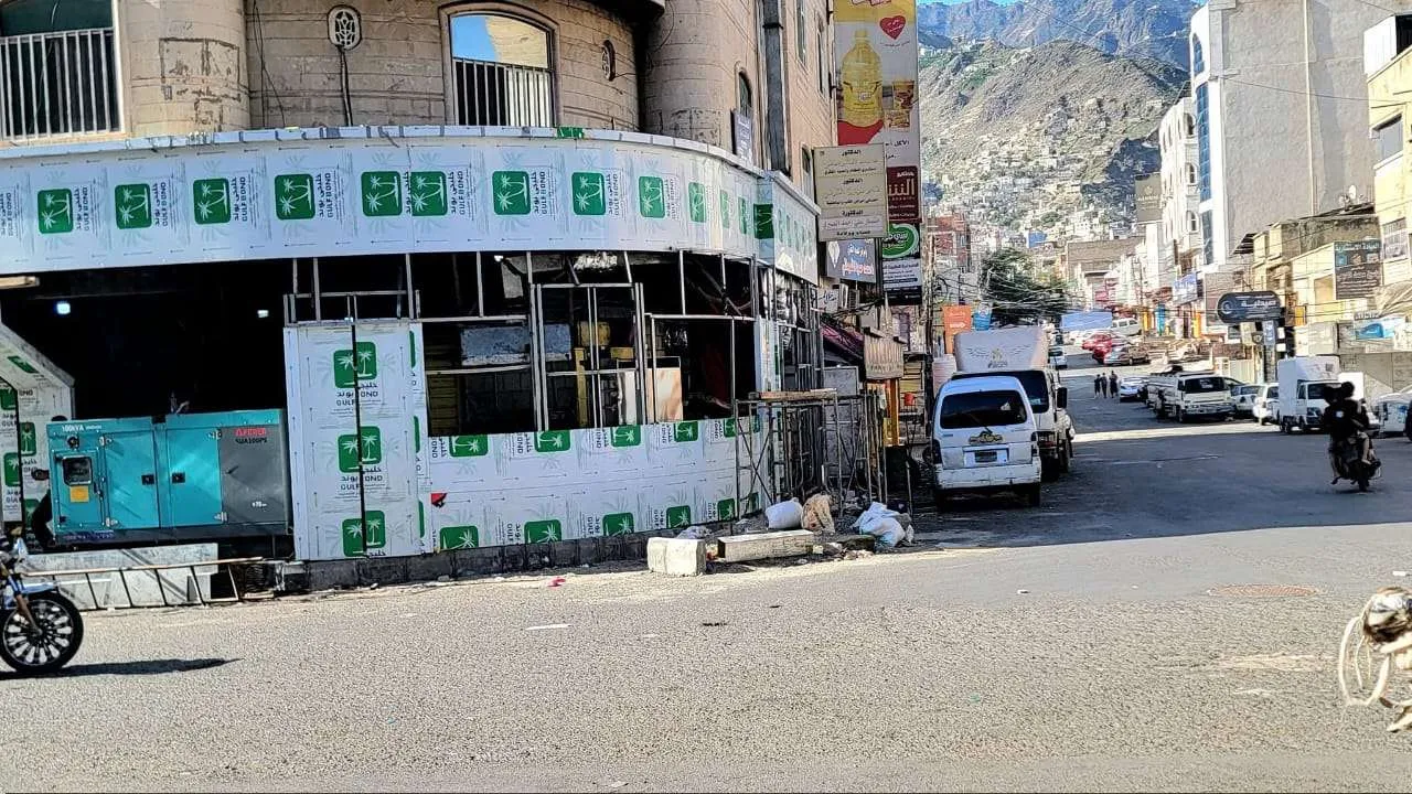 فضيحة مدوية .. تاجر يبسط على شارع حكومي بتعز