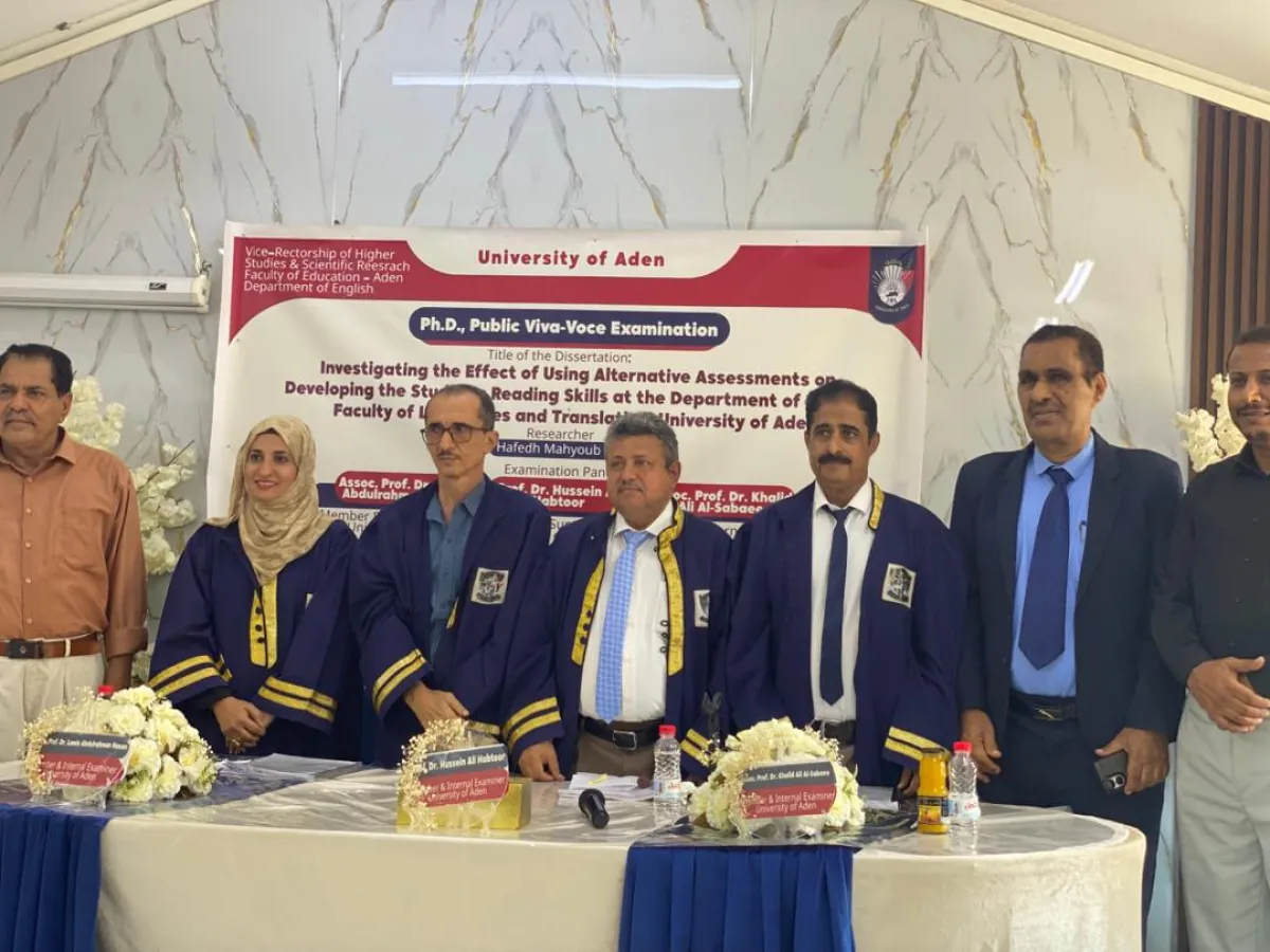 طلاب وطالبات كلية اللغات والترجمة جامعة عدن يهنئون د. حافظ مهيوب بمناسبة نيله شهادة الدكتوراة من جامعة عدن 