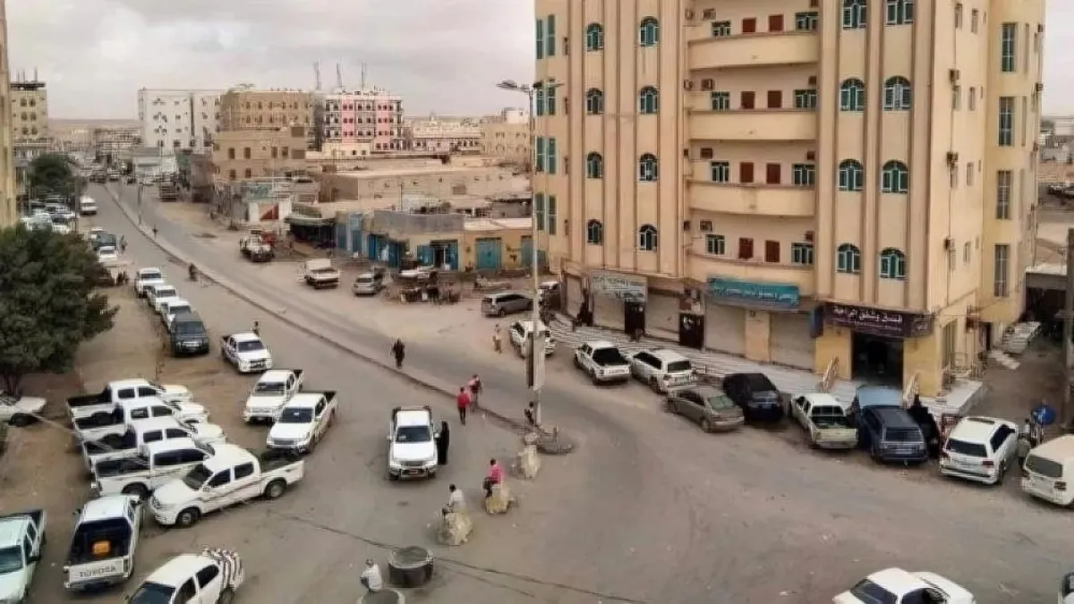 المهرة.. العثور على شاب مقتولاً داخل سيارته في شارع رئيسي وسط مدينة الغيضة