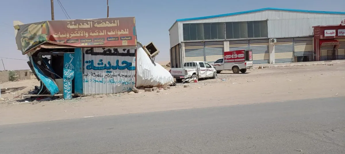 مأرب.. مركبة تقتحم محلاً تجارياً بمفرق حريب وتسفر عن وفاة شخص وإصابة آخر 