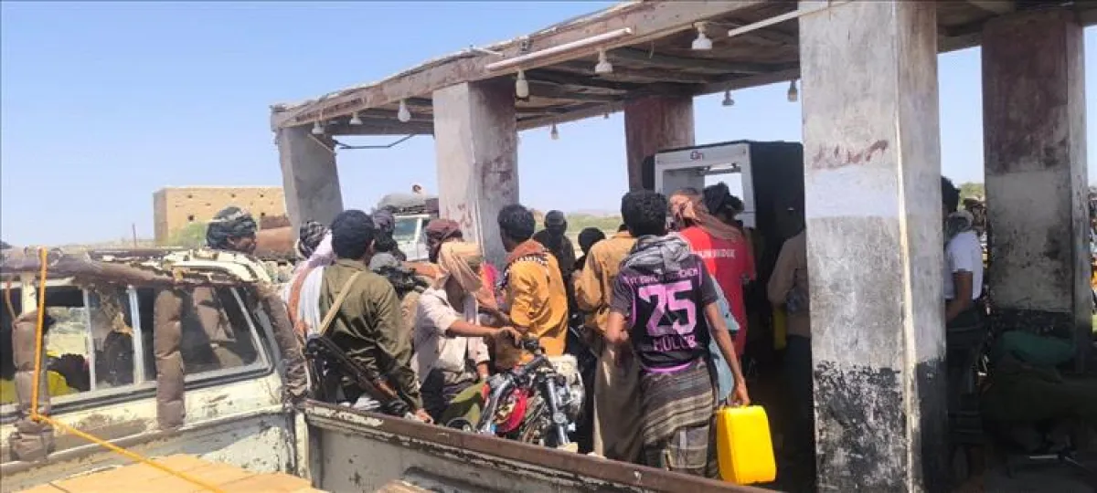 أزمة وقود خانقة في أحور تشل حركة النقل وتفاقم معاناة السكان