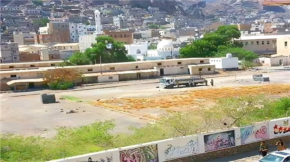 جدل في عدن حول توجيهات بتحويل معسكر إلى مجمع تربوي و“الداخلية” تعترض