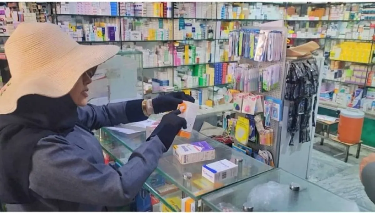 مسؤولة محلية تواصل الحملة لارقابية على عددٍ من الصيدليات ومخازن الأدوية