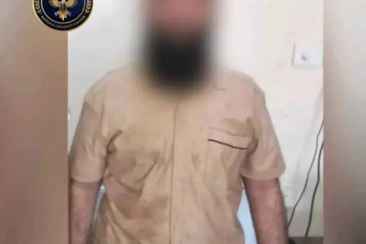 قوات طوق العاصمة عدن تضبط متهما بسرقة طقم عسكري في منفذ العلم