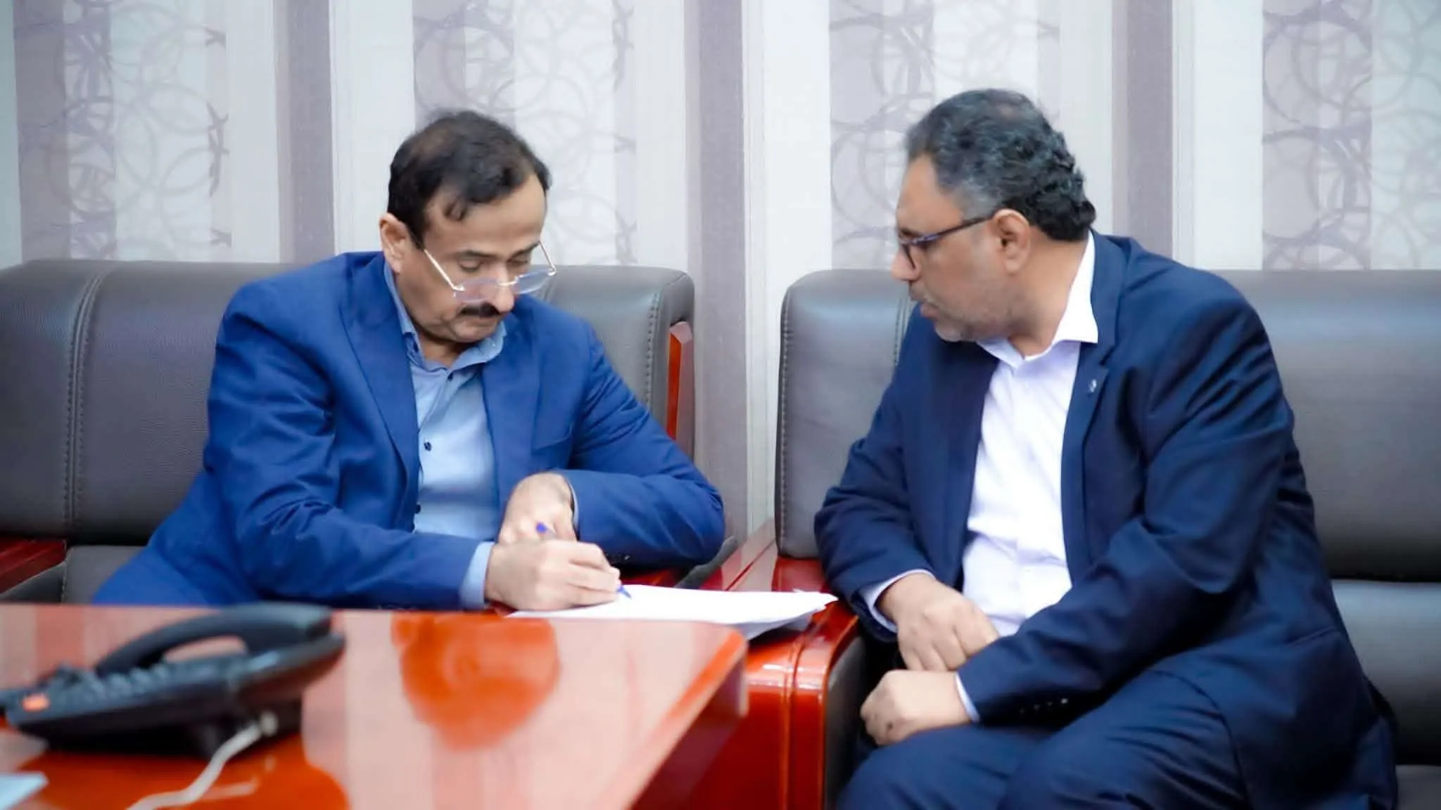 محافظ شبوة يشيد بتحسن تحصيل الموارد العامة، وانتظام توريدها