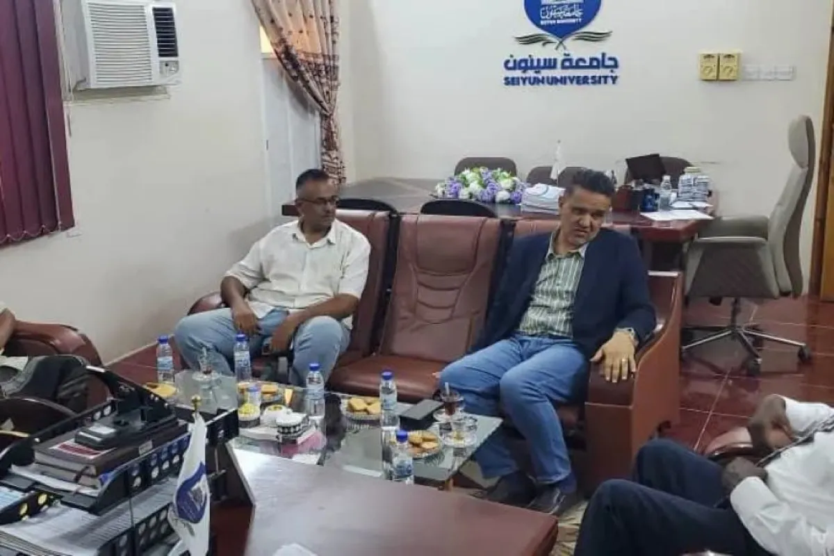 الأمين العام لجامعة سيئون يبحث مع مركز حضرموت سبل تطوير العمل الإداري وتعزيز المشاريع الاستثمارية