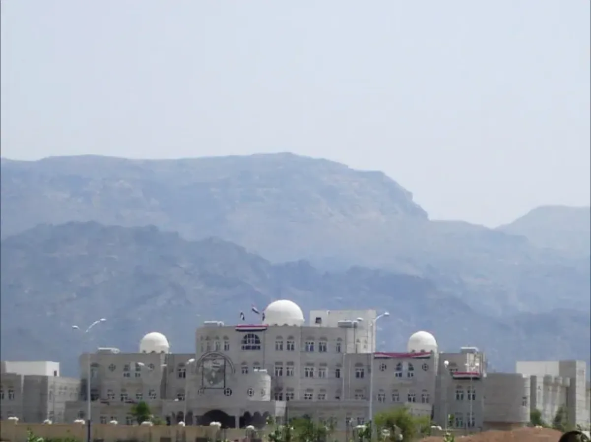 مسلحون يتبعون قيادياً في الانتقالي المنحل يقتحمون مبنى السلطة المحلية بالضالع ويطلقون النار بداخله