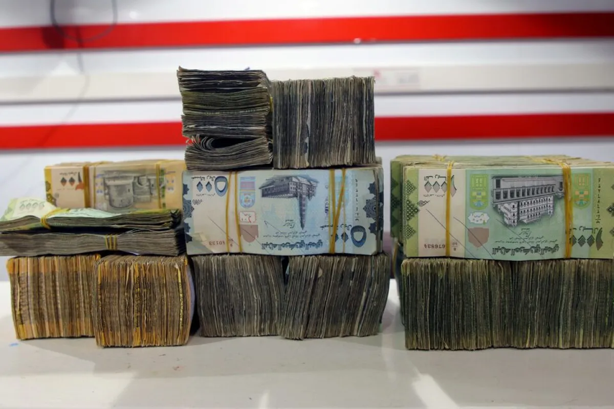 ورقة بحثية تقول إن العملة اليمنية على أعتاب “ركود تضخمي حاد” وتوصي بـ“طباعة إحلالية” لـ800 مليار ريال