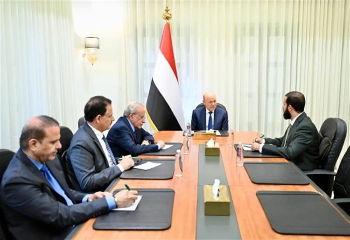 العليمي يؤكد على الجاهزية العسكرية في أبين ووقف الجبايات.. ويشدد على تعزيز الشراكة مع السعودية