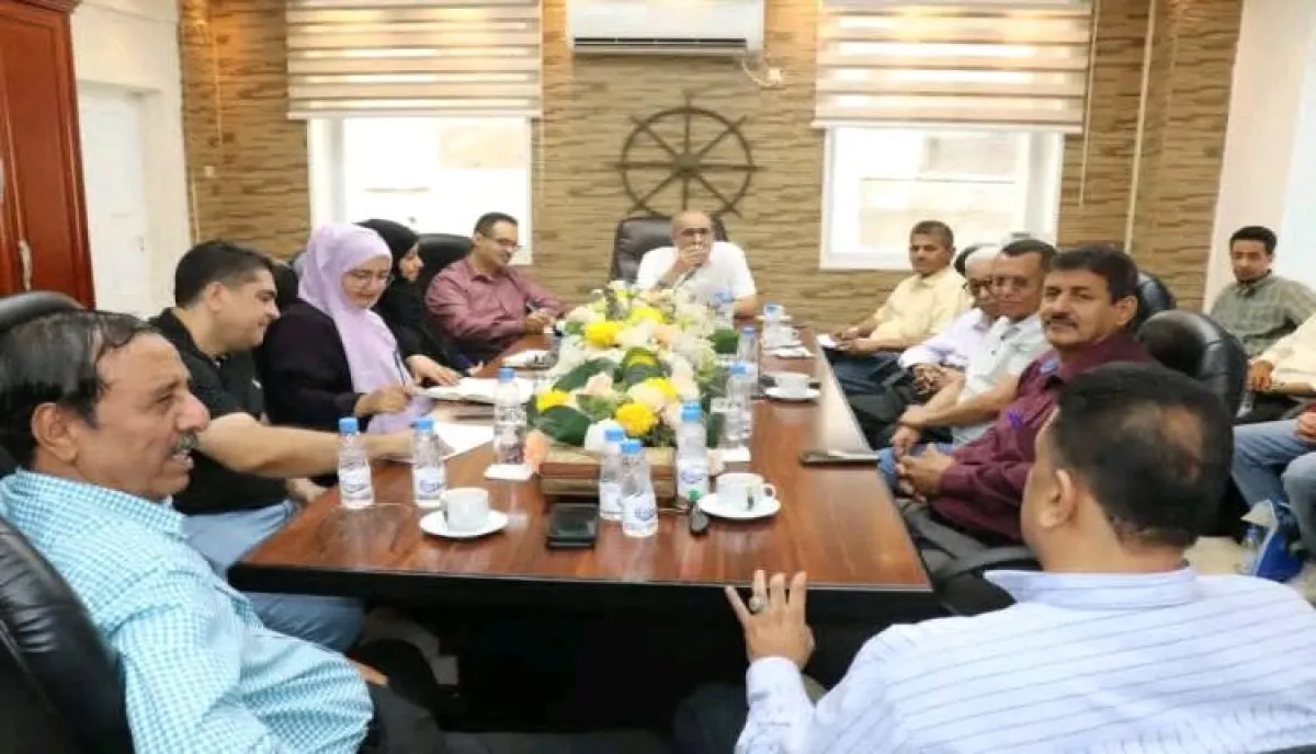 رئيس موانئ عدن يترأس اجتماعاً للمنظومة الملاحية ويقر إجراءات عاجلة لحماية التجارة وتنظيم النزاعات