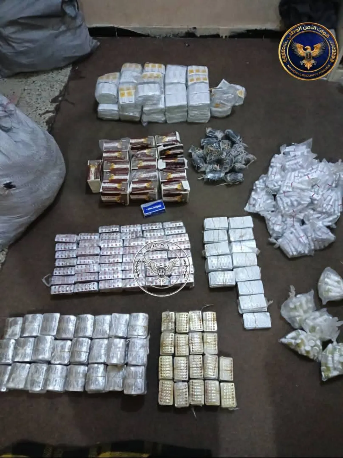 قوات الطوق تضبط شحنة أدوية مهربة في نقطة مصنع الحديد