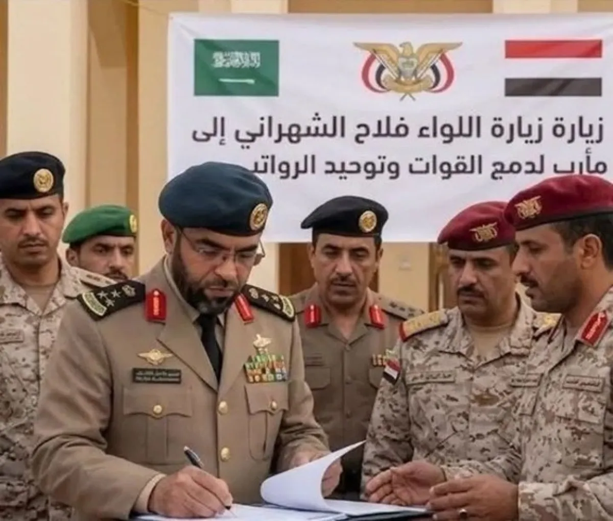 اليمن يقترب من إنجاز المرحلة الأولى لهيكلة الجيش: البصمة الحيوية تكشف آلاف الأسماء الوهمية والمزدوجة