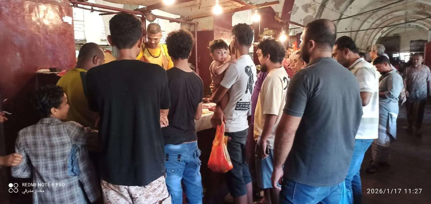 بائع سمك في كريتر بعدن يجذب الزبائن بأخلاقه وجودة بضاعته