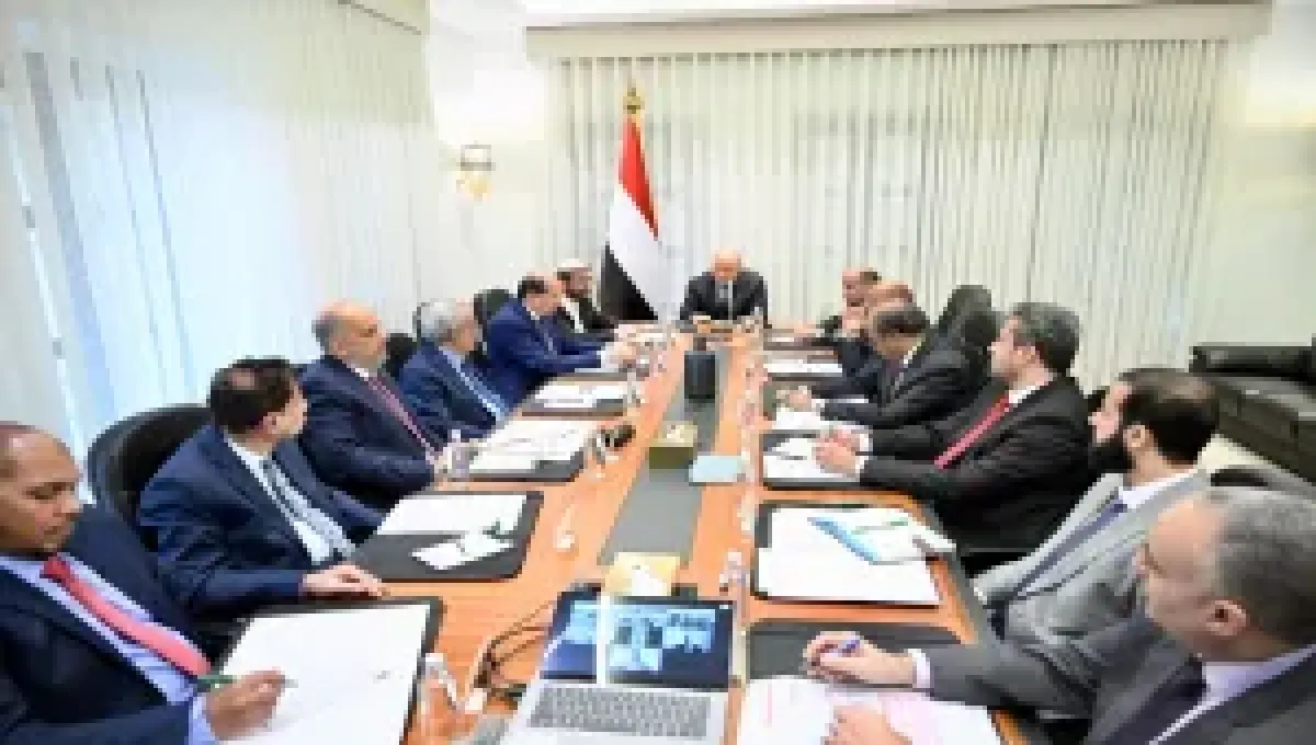 خلال اجتماع مصغر بالحكومة والسلطات المحلية.. - العليمي يوجه بمواصلة اغلاق المواني والمنافذ غير المرخصة وتوريد الإيرادات لحساب الحكومة