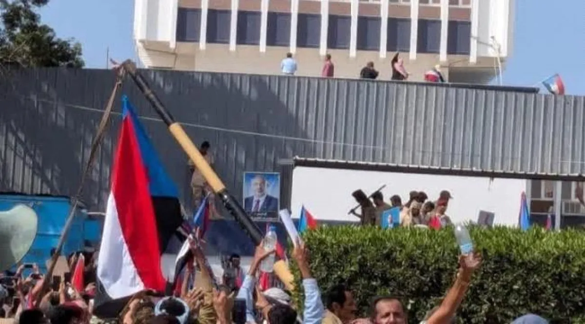 ​لا رواتب ولا خدمات.. رحلة البحث عن "دولة المؤسسات" بعد رحيل الانتقالي تنتهي في القاع 