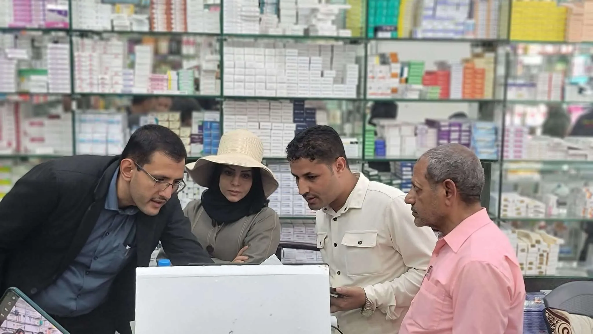 في حملة رقابية بتعز .. ضبط صيدلية تبيع أدوية منتهية الصلاحية منذ 3 سنوات