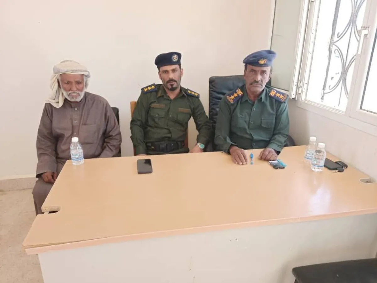 المهرة… مدير أمن حات يناقش جهود تعزيز الأمن وتنظيم الأحياء والورش