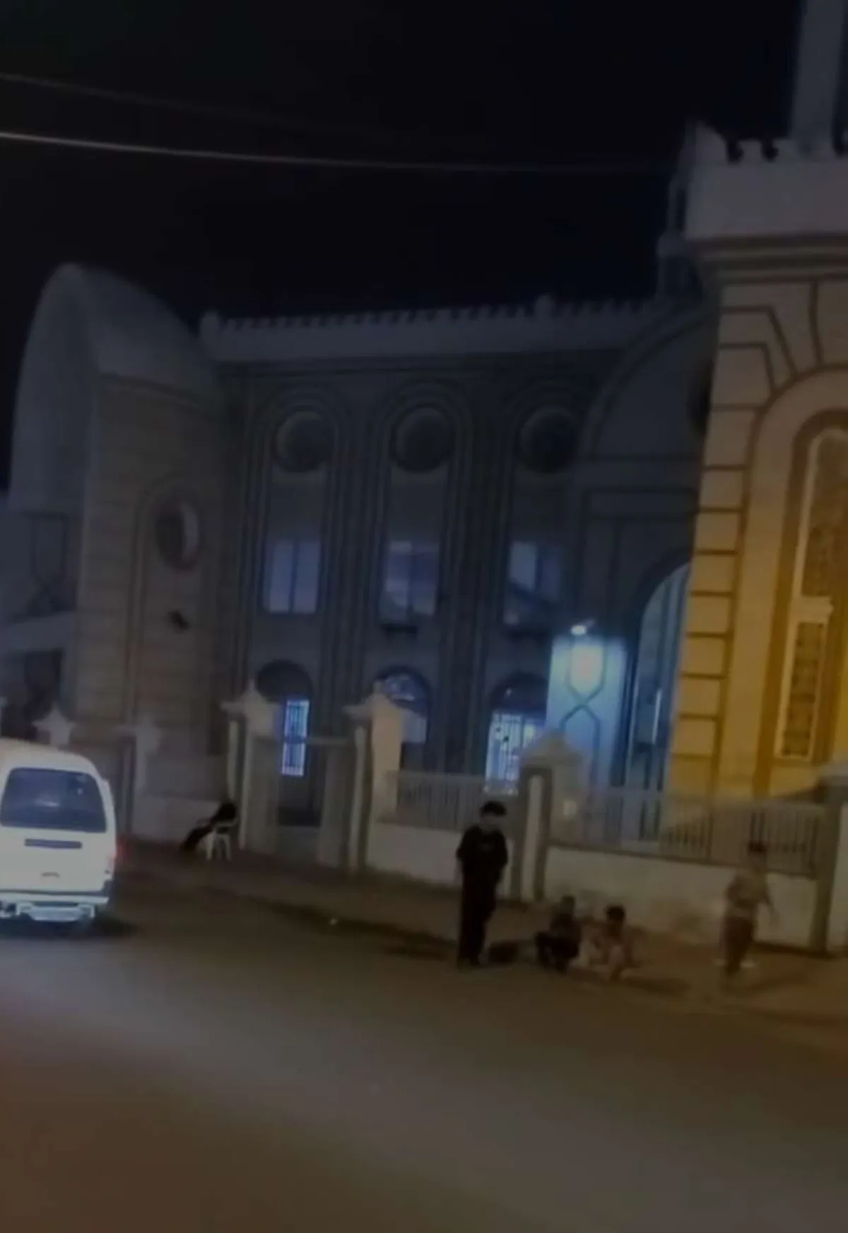 كاتب يعود إلى منزله حافيًا بعد سرقة حذائه داخل مسجد في عدن