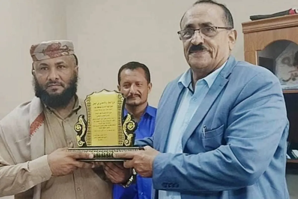 لحج: أمين عام المجلس المحلي يكرم مدير عام طور الباحة بدرع" الوفاء والاخلاص" تقديراً لجهوده المتميزة