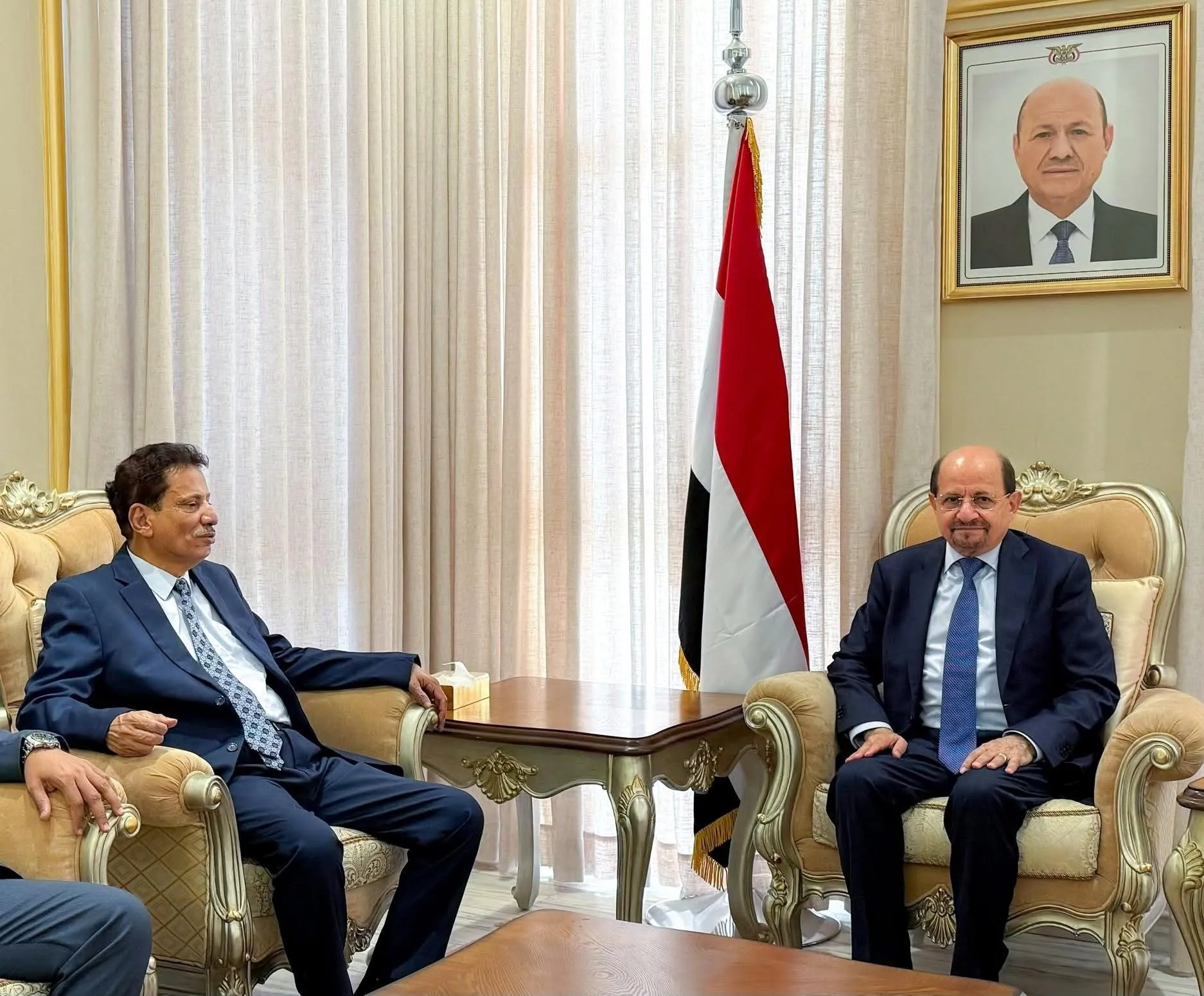 رئيس الوزراء يطّلع على أولويات المهرة ويؤكد دعم الحكومة لتحسين الخدمات وتعزيز الاستقرار