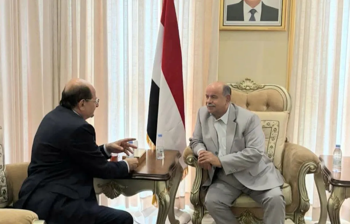 الخنبشي يؤكد أهمية تعزيز التنسيق بين مجلس القيادة والحكومة لدعم الاستقرار في البلاد
