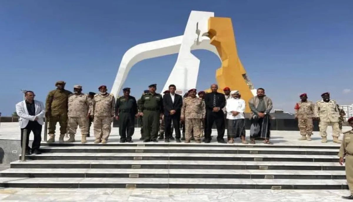 وكيل حضرموت وقادة عسكريون يضعون إكليلًا من الورود على ضريح الجندي المجهول بالمكلا