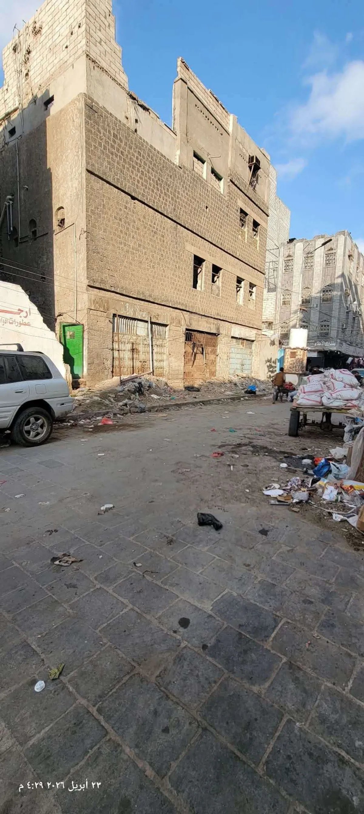 مبنى مهجور يتحول إلى بؤرة أوساخ في الشيخ عثمان عقب حدوث هذا الأمر