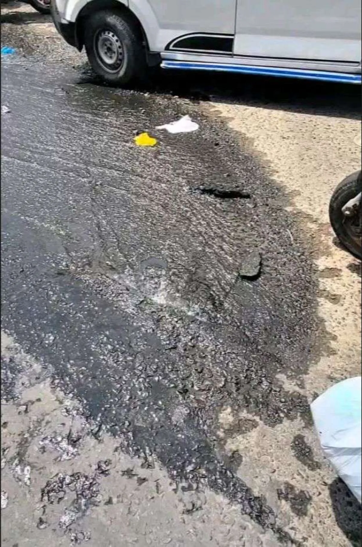 انكسار خط مياه رئيسي يهدد بانهيار أجزاء من الطريق
