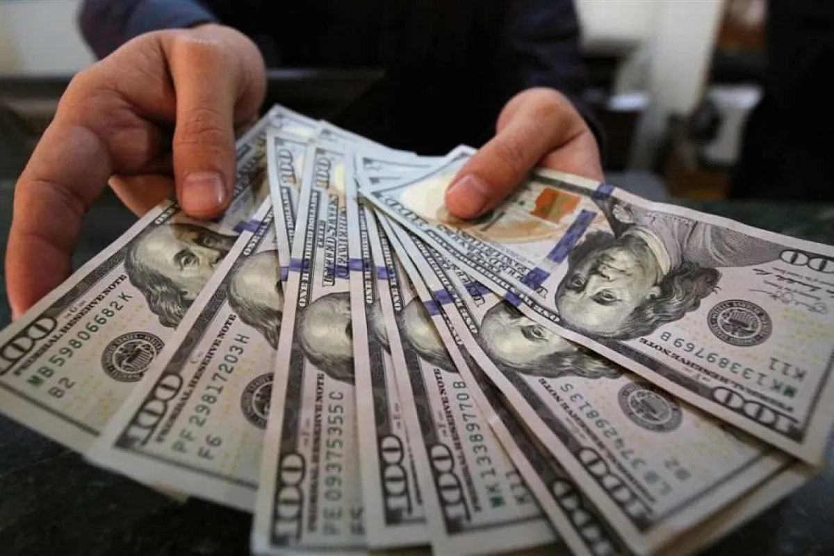 الدولار يحقق مكاسب أسبوعية لأول مرة منذ ثلاثة أسابيع