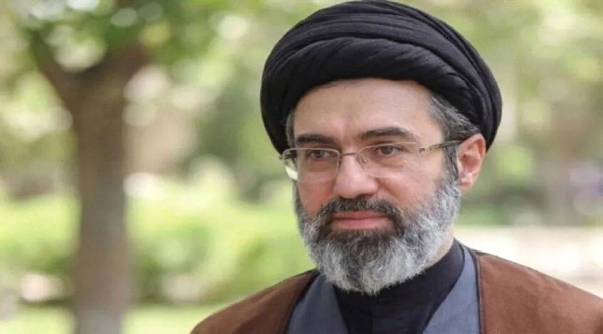 عاجز عن الكلام وينتظر تركيب رجل اصطناعية.. الوصول لمجتبى خامنئي محدود