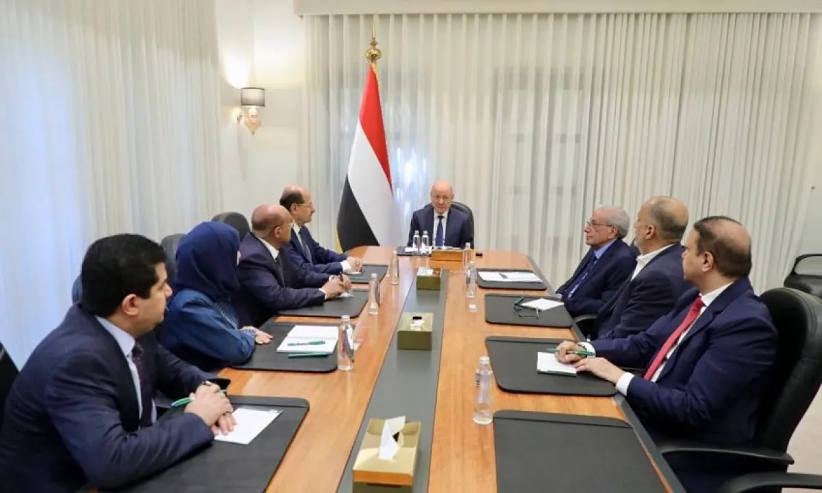 رئيس مجلس القيادة يجتمع برئيس مجلس الوزراء ووفد اليمن المشارك في اجتماعات واشنطن