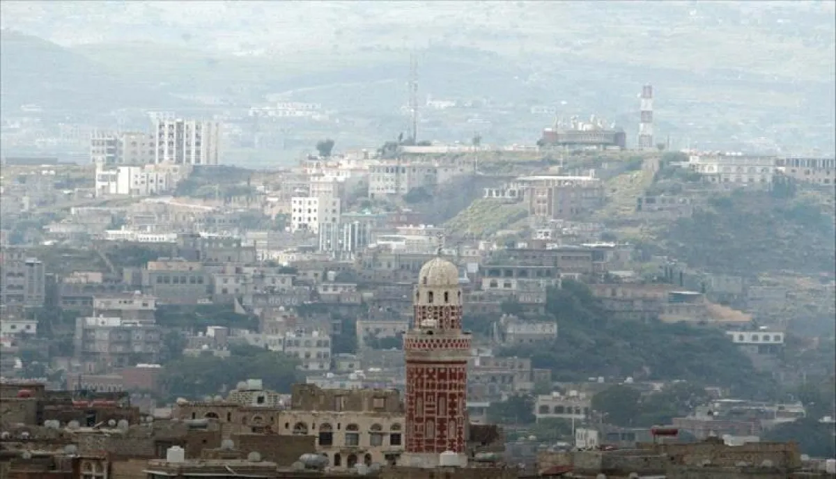 مليشيا الحوثي تغلق إذاعة “سما إب” بعد أسابيع من انطلاقها وسط تصاعد القيود على الإعلام