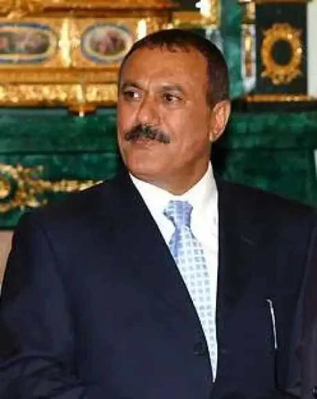 مفاجأة نادرة.. علي عبدالله صالح يتصل بالصحفيين في وسط ”ساحة التغيير”: ”سأرحل ولكن... حافظوا على وطنكم”