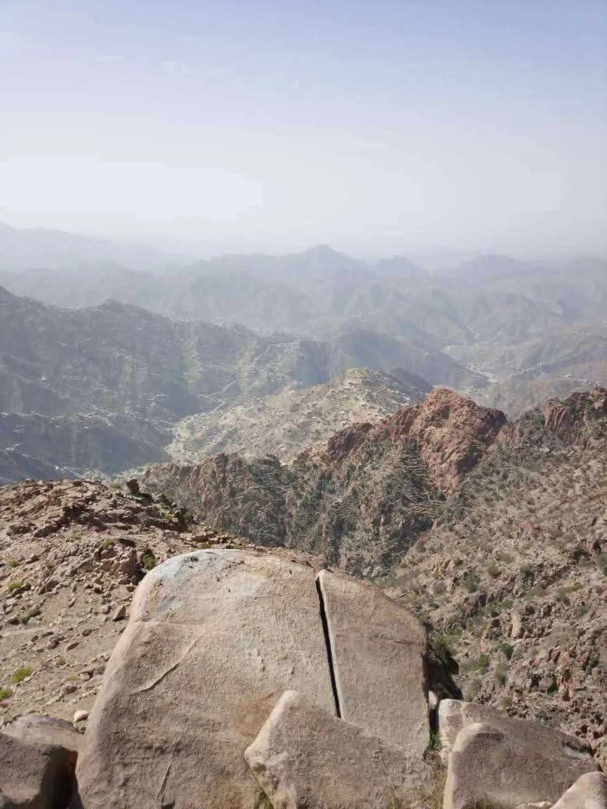 ناشطون يدعون الى هذا الأمر بشأن جبل الجاح في تعز