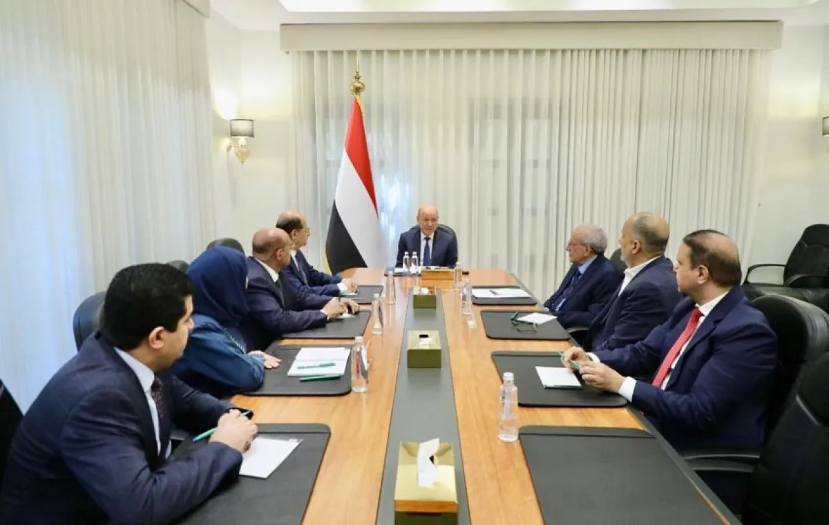 رئيس مجلس القيادة يجتمع برئيس مجلس الوزراء ووفد اليمن المشارك في اجتماعات واشنطن