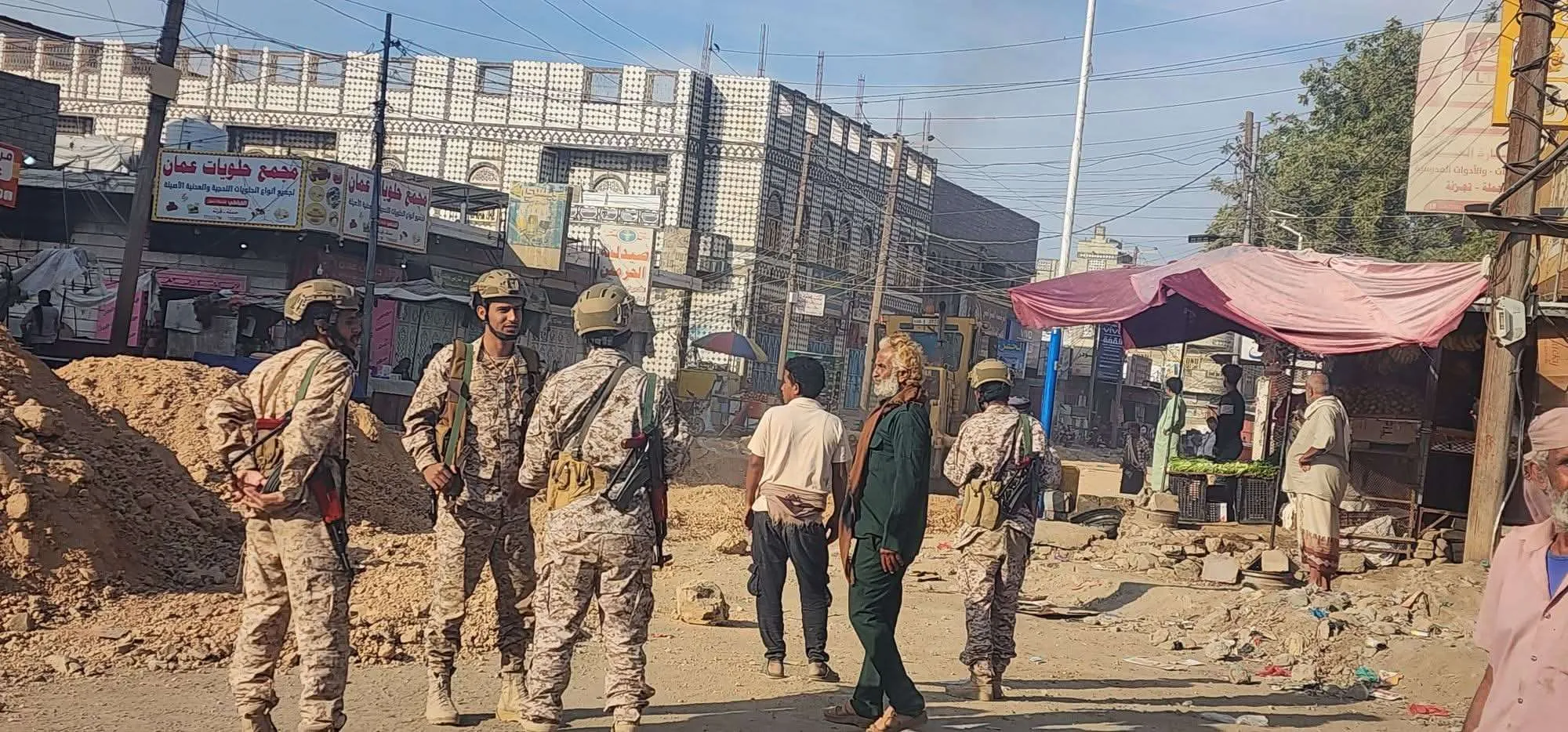 قوات درع الوطن تؤمّن أعمال صيانة شوارع مديرية لودر بأبين