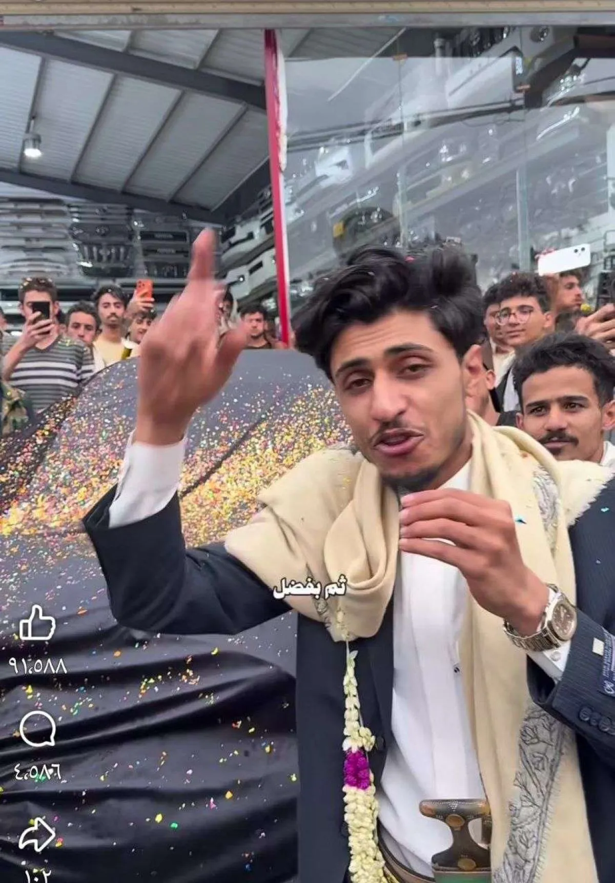 مشهور يمني يفاجئ المتابعين… يتبرع بسيارته الفاخرة فور فوزه بها